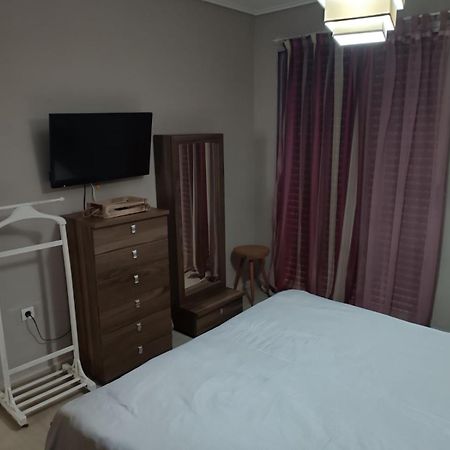Comfortable Beachfront Apartment Loutráki Buitenkant foto